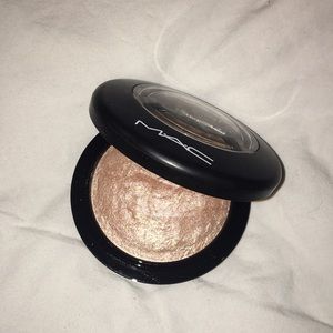 ‼️SALE‼️ AUTHENTIC MAC SOFT AND GENTLE HIGHLIGHTER